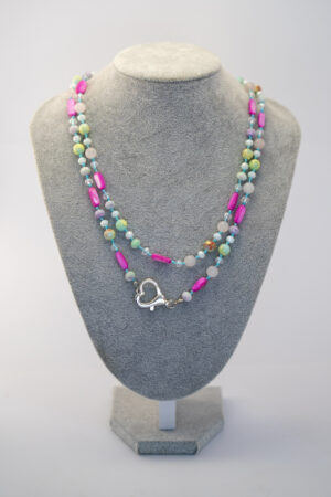 Collar fucsia y aqua