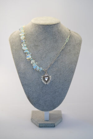 Collar plateado con cristales traslucidos