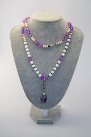 Collar morado y ágatas blancas