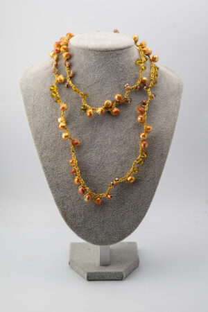 Collar dorado tejido