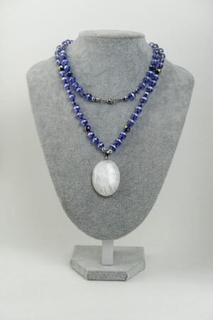 Collar plateado y azul