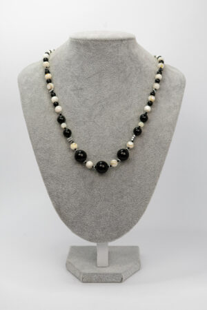 Collar blanco y negro