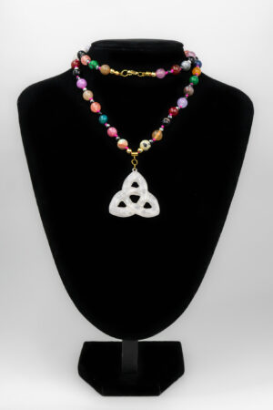 Collar ágata triqueta