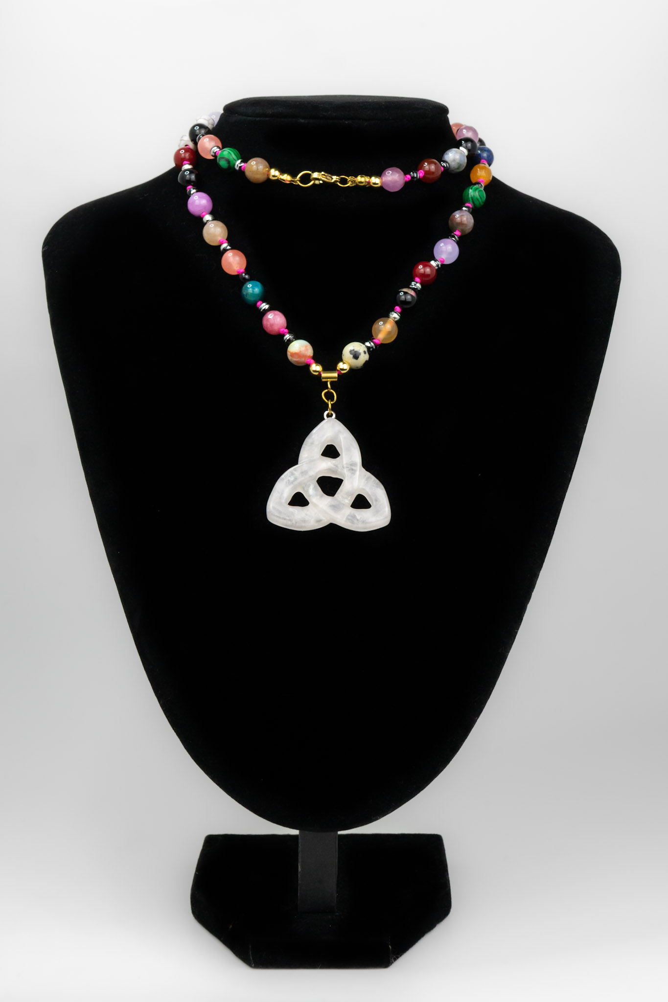Collar ágata triqueta